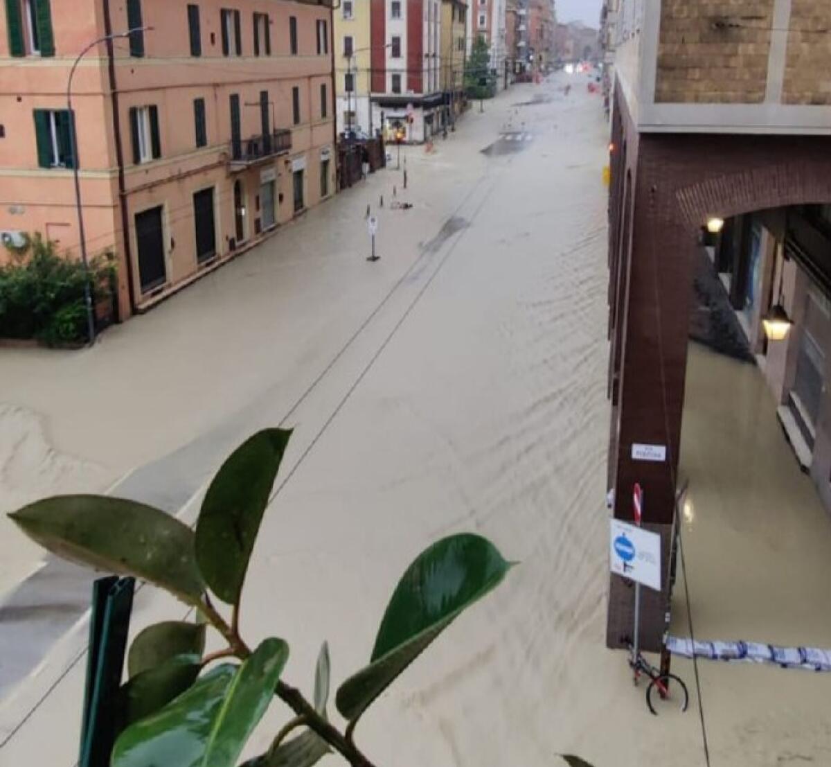 MALTEMPO IN EMILIA ROMAGNA, CONTINUA A PIOVERE: 3 MORTI ED ALMENO 4 DISPERSI. MIGLIAIA DI EVACUATI. - 