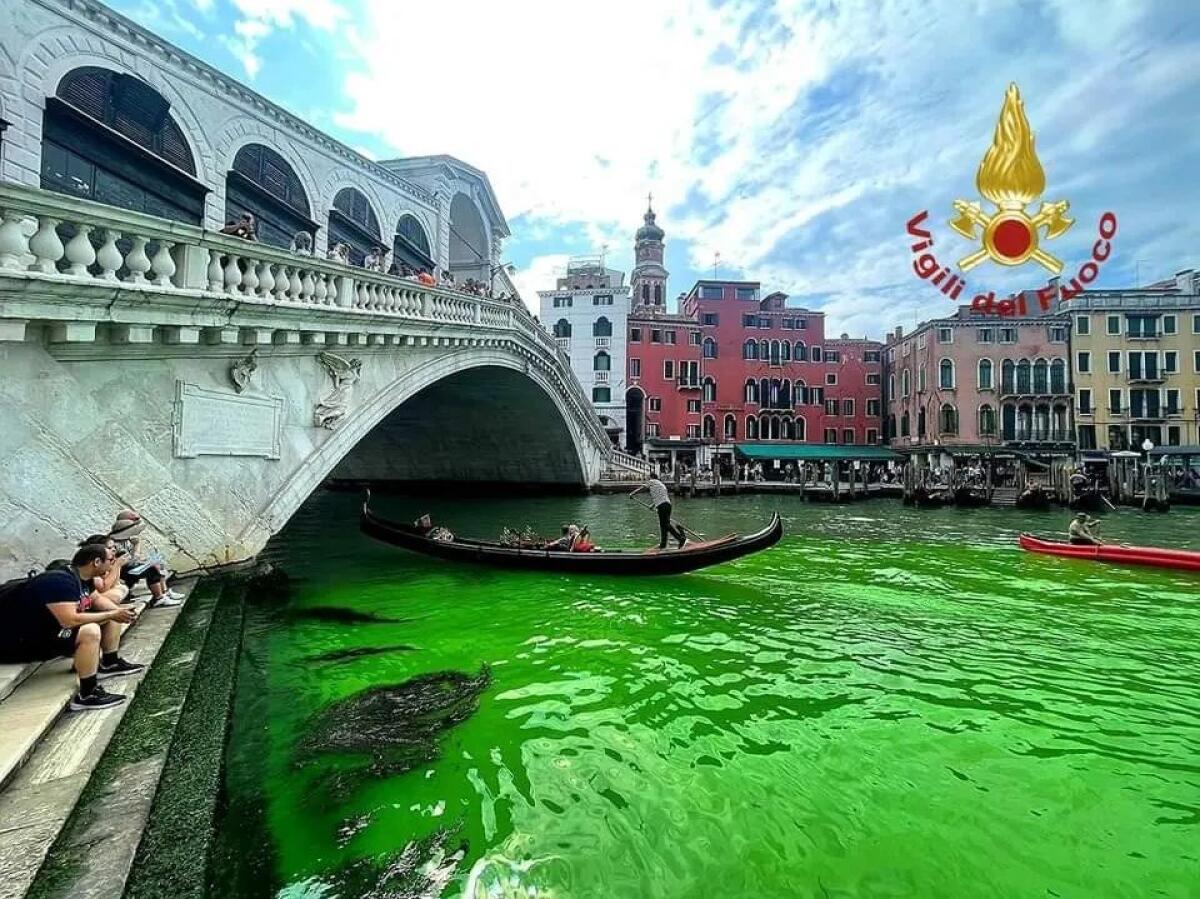 VENEZIA, L’ACQUA DEL CANAL GRANDE DIVENTA VERDE FOSFORESCENTE - 