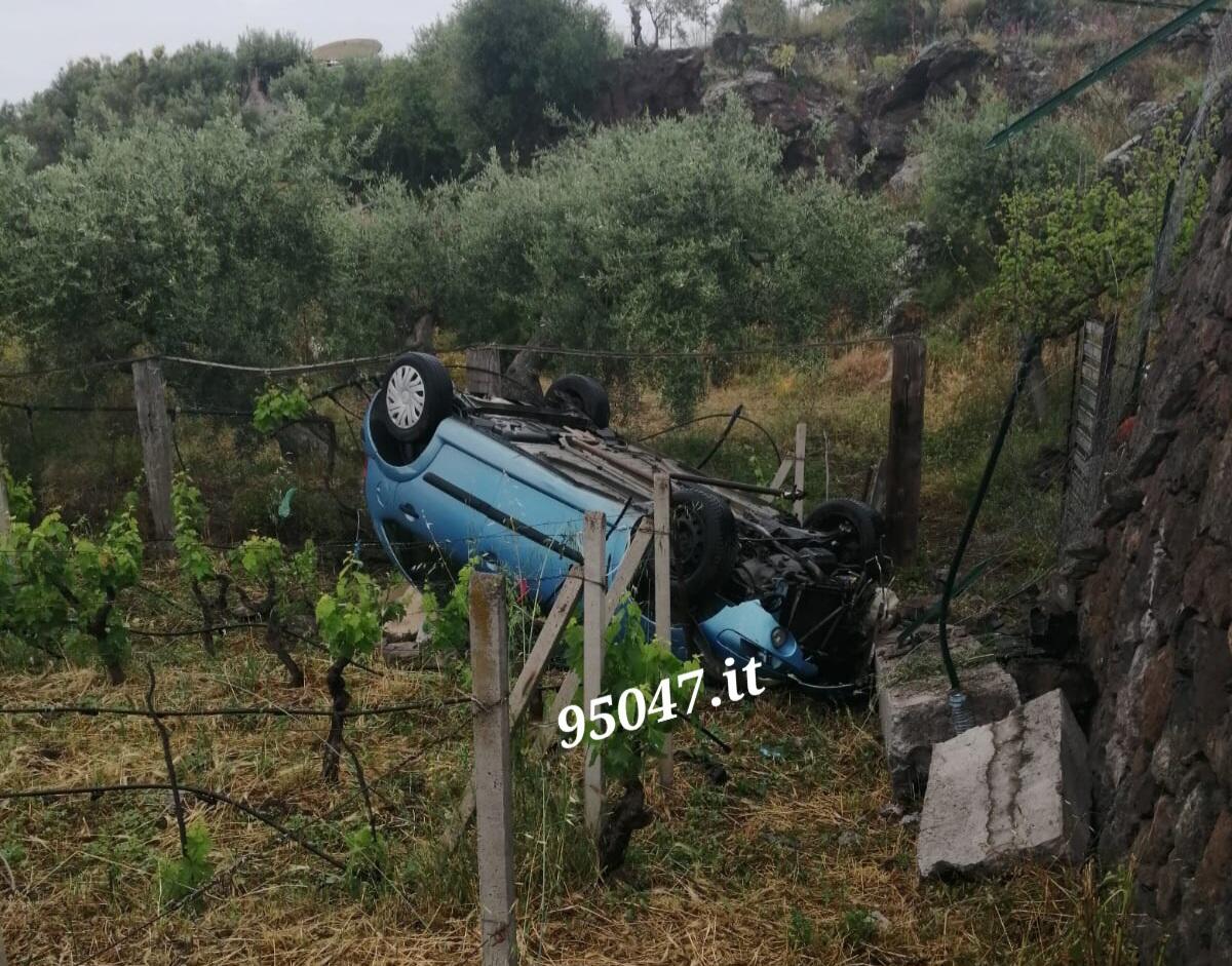 SANTA MARIA DI LICODIA. AUTO CONDOTTA DA UN 20ENNE PATERNESE NELLA NOTTE FINISCE RUOTE ALL'INSÙ - 