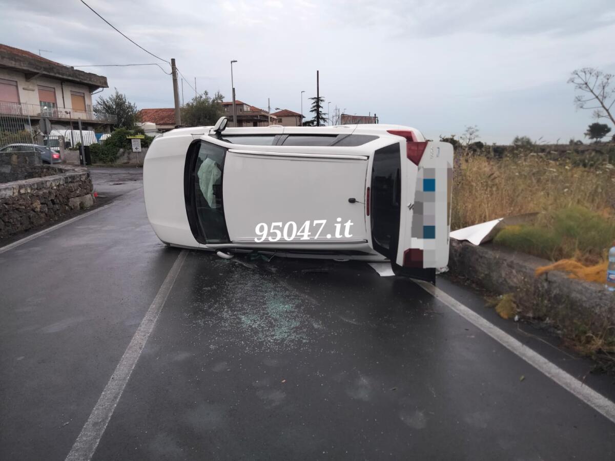 INCIDENTE. AUTO SI RIBALTA SU UN LATO SULLA SP56I IN TERRITORIO DI BELPASSO, FERITA CONDUCENTE - 