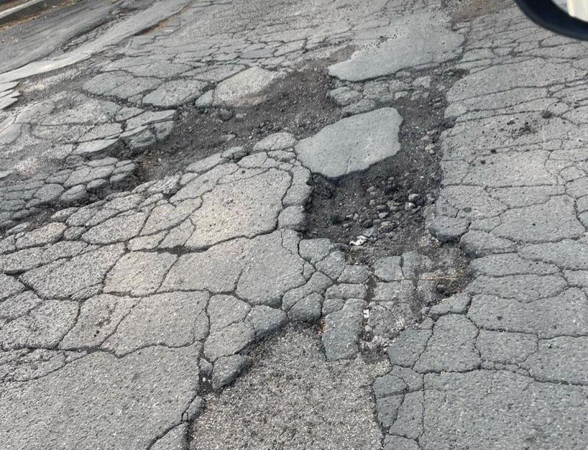 PATERNO'. LA DENUNCIA DI UN LETTORE: "BUCHE E PERICOLI STRADALI IN VIA ALCIDE DE GASPERI" [FOTO] - 