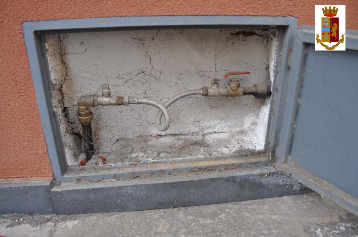 ADRANO. PIZZERIA ALLACCIATA ABUSIVAMENTE ALLA RETE IDRICA GENERALE - 