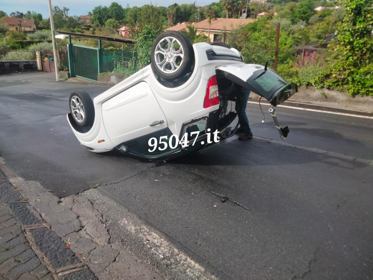 VIAGRANDE, MINICAR SI RIBALTA, FERITA CONDUCENTE - 