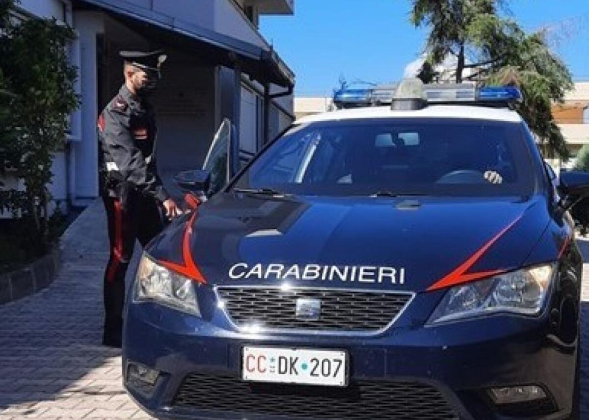 PALAGONIA. FIGLIO GUIDA SENZA PATENTE, PADRE OFFRE SOLDI AI CARABINIERI PER CHIUDERE UN OCCHIO, ARRESTATO - 