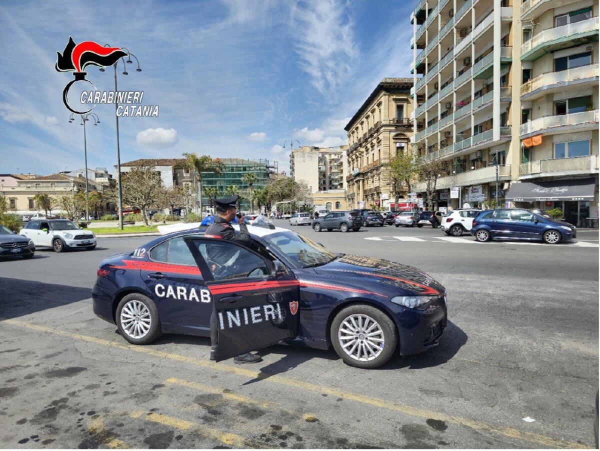 MILITELLO IN VAL DI CATANIA, PICCHIA UNA DONNA E MINACCIA I PASSANTI CON BASTONE E PISTOLA: ARRESTATO - 