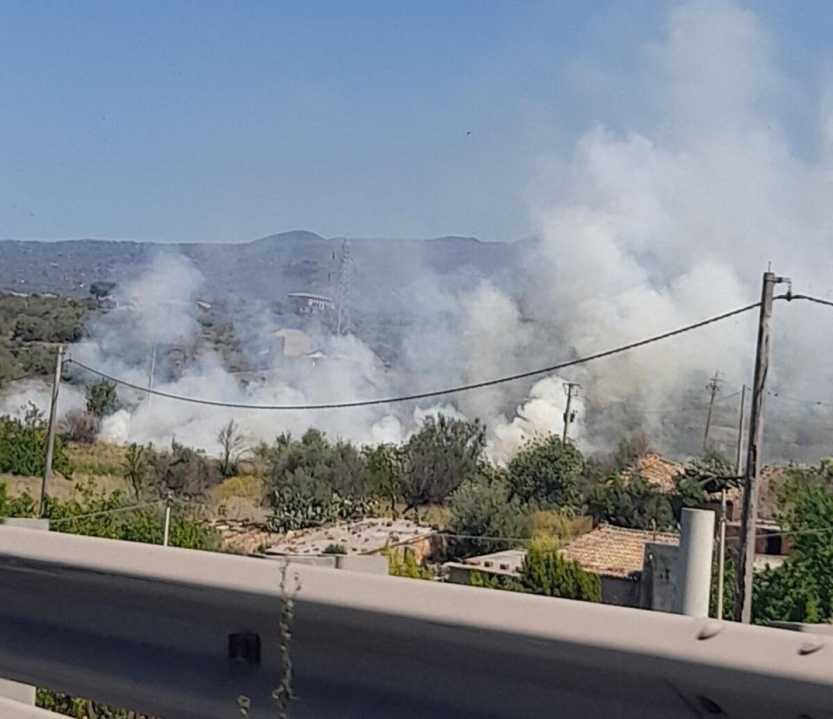 PATERNÒ: VASTO INCENDIO DI STERPAGLIE IN CORSO IN ZONA VIA DELLA LIBERTÀ: DENSA COLONNA DI FUMO GRIGIO IN CIELO - 