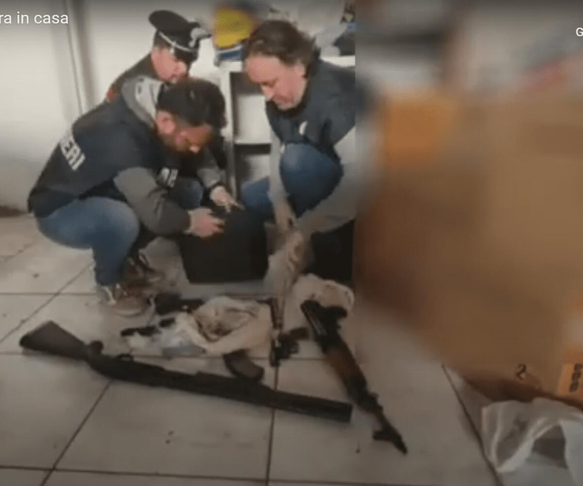 CATANIA, SCOPERTO ARSENALE DA GUERRA IN CASA: ARRESTATO UOMO VICINO AL CLAN CAPPELLO - 