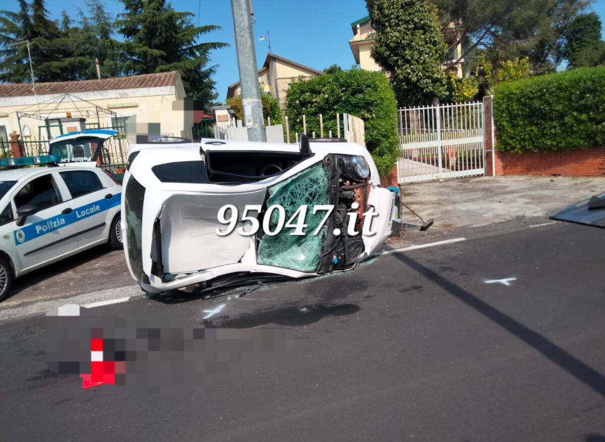 MASCALUCIA. MINICAR SI RIBALTA DOPO SCONTRO CON UN’AUTO, FERITI - 