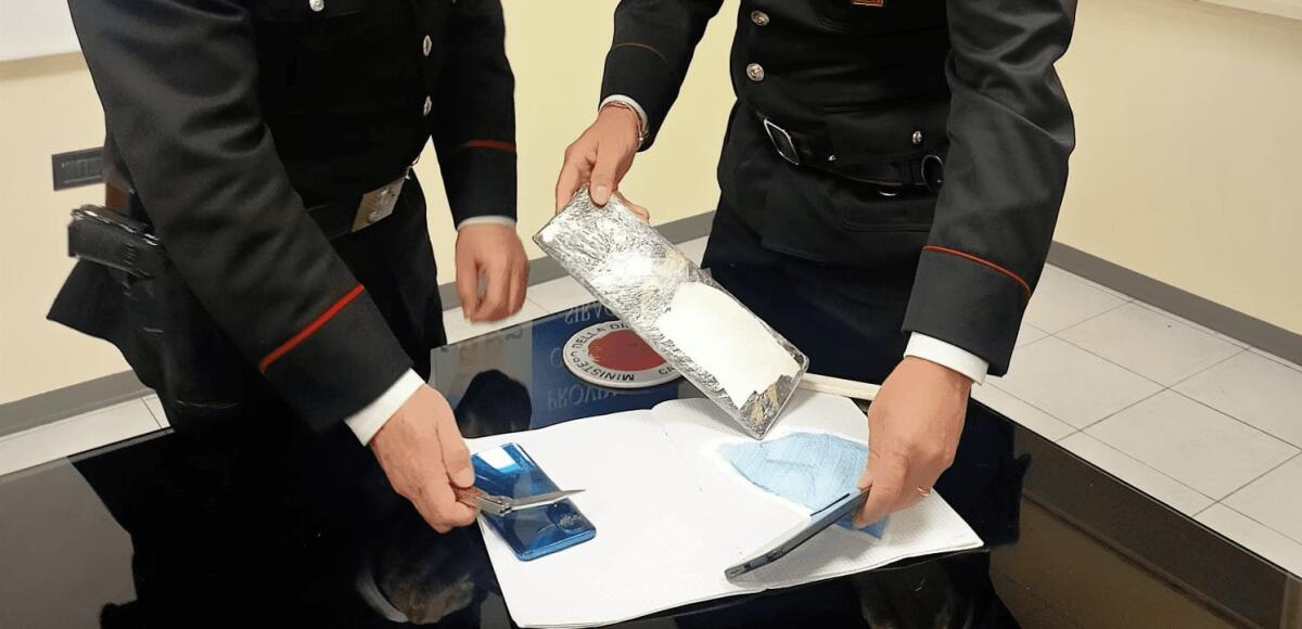 BLOCCATA A SIRACUSA COPPIA DI CATANESI CON LA COCAINA NASCOSTA TRA LE PAGINE DEL QUADERNONE DEL FIGLIO - 