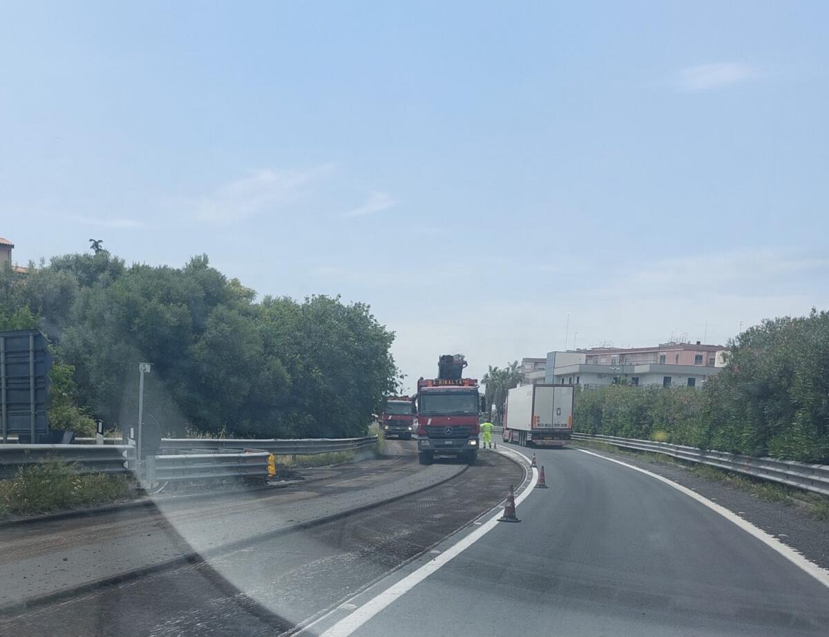 PROSEGUONO I LAVORI SULLA SS121 NEI PRESSI SVINCOLO PATERNÒ, LUNGHE CODE - 