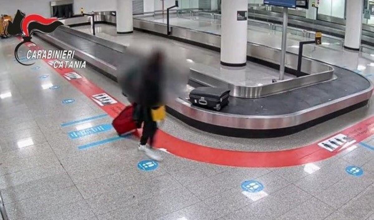 AEROPORTO FONTANAROSSA. SCOPERTO E DENUNCIATO LADRO DI BAGAGLI - 