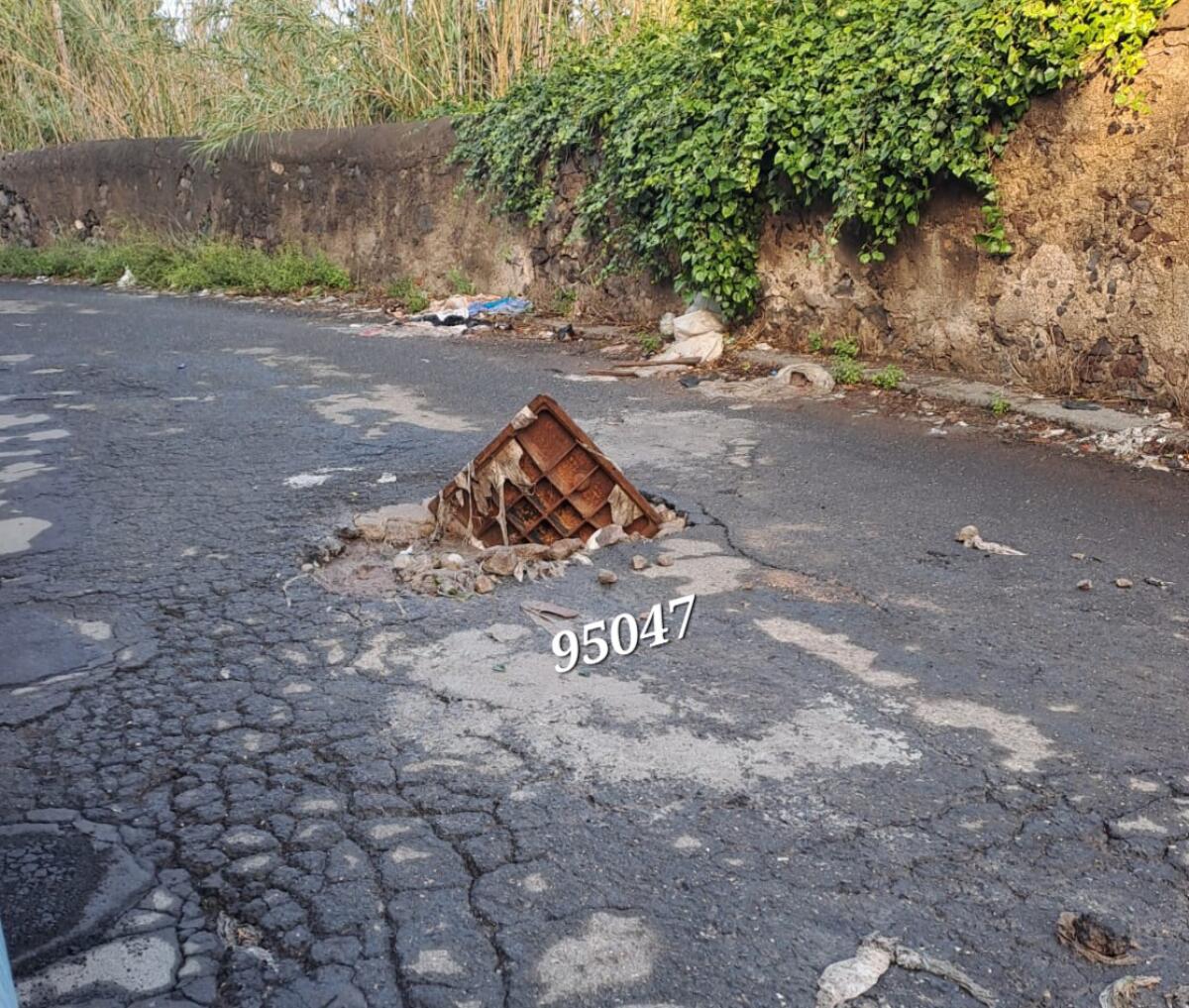 LE VOSTRE SEGNALAZIONI. TOMBINO RIALZATO AL CENTRO DELLA CARREGGIATA: PERICOLO IN ZONA SAN MARCO [FOTO] - 