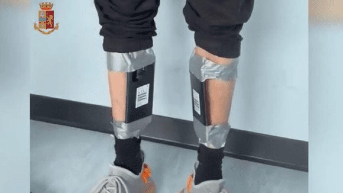 MILANO. TELECAMERE NASCOSTE NEGLI ABITI E AURICOLARI ALL'ESAME PER LA PATENTE, 4 DENUNCIATI PER TRUFFA - 