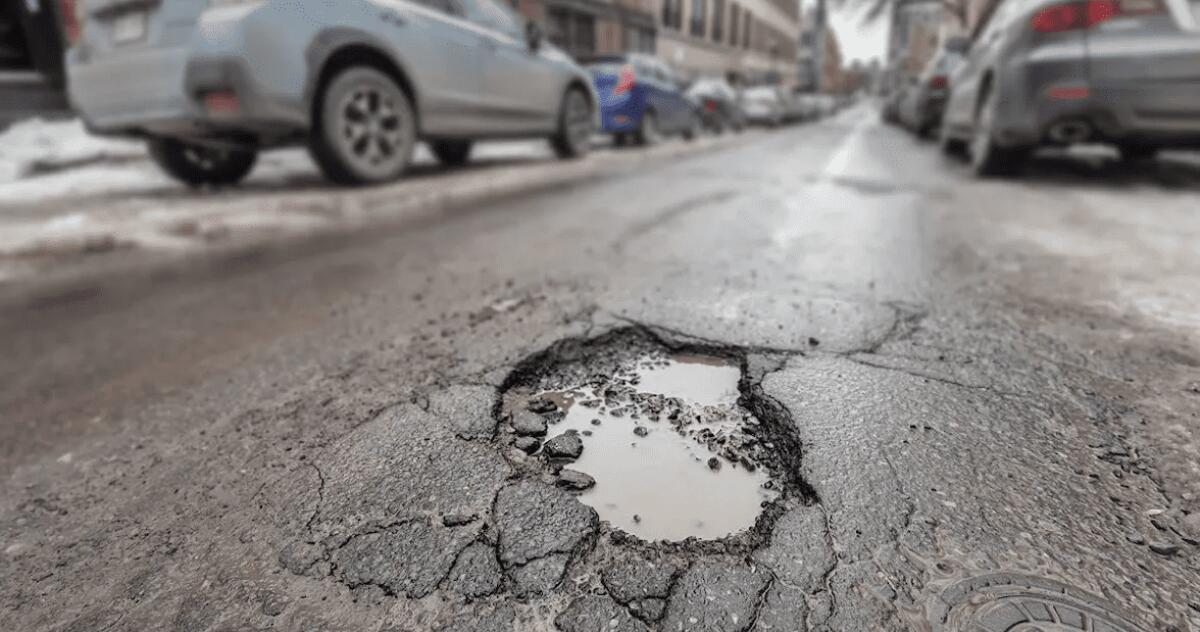 MONZA. RIPARA UNA BUCA IN STRADA MA IL COMUNE LO MULTA PER QUASI 900 EURO - 
