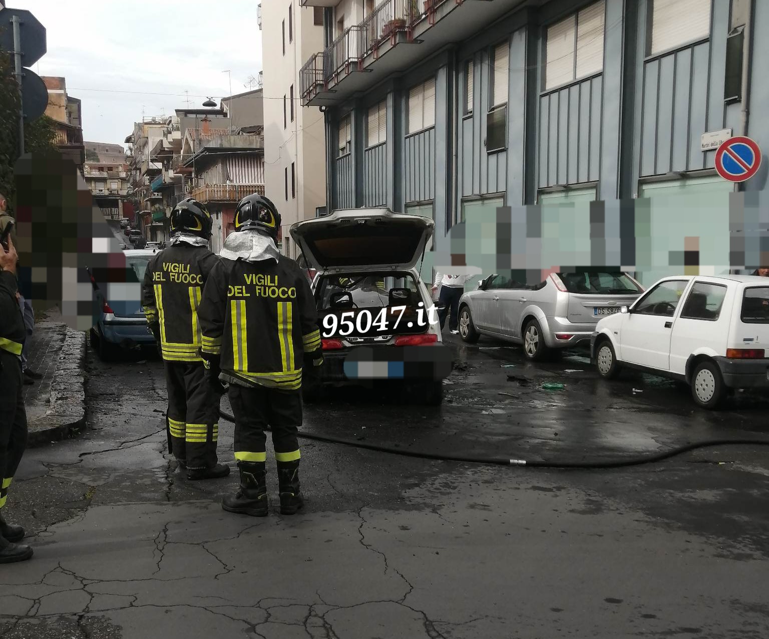 PATERNO’. AUTO IN FIAMME MENTRE PERCORRE LA VIA BELLIA, OCCUPANTI SI METTONO IN SALVO