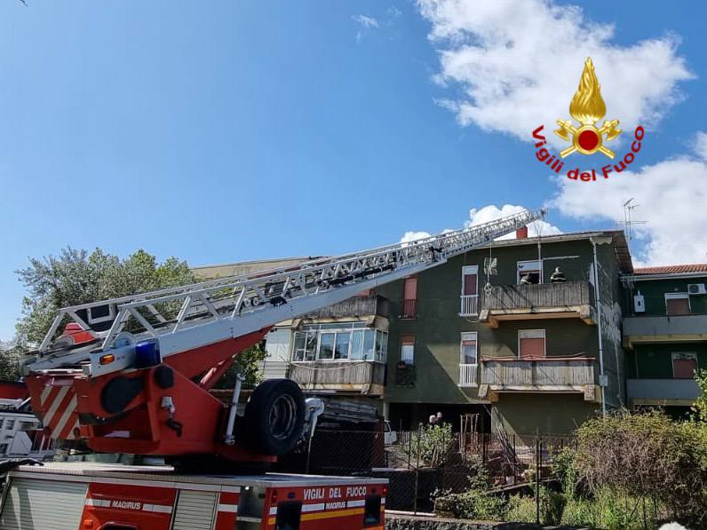 LINGUAGLOSSA. VIGILI DEL FUOCO SOCCORRONO UN UOMO OBESO PER IL TRASFERIMENTO IN OSPEDALE