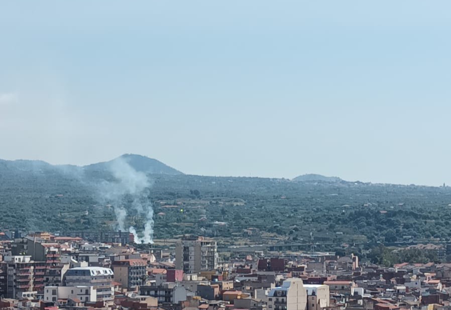 PATERNÒ: VASTO INCENDIO DI STERPAGLIE IN CORSO IN ZONA VIA DELLA LIBERTÀ: DENSA COLONNA DI FUMO GRIGIO IN CIELO