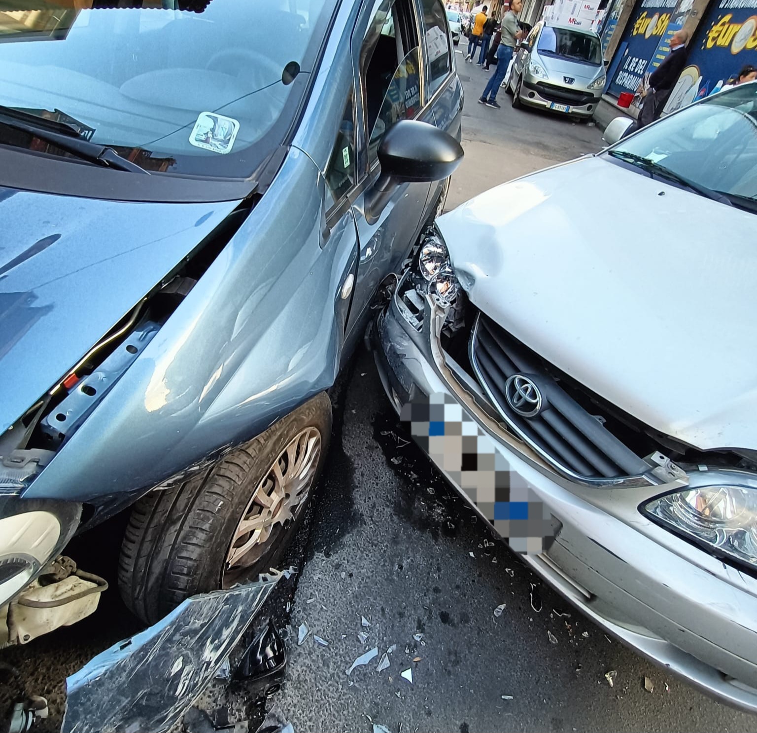 PATERNÒ SCONTRO TRA DUE AUTOVETTURE: TRE FERITI TRA CUI UNA DONNA INCINTA