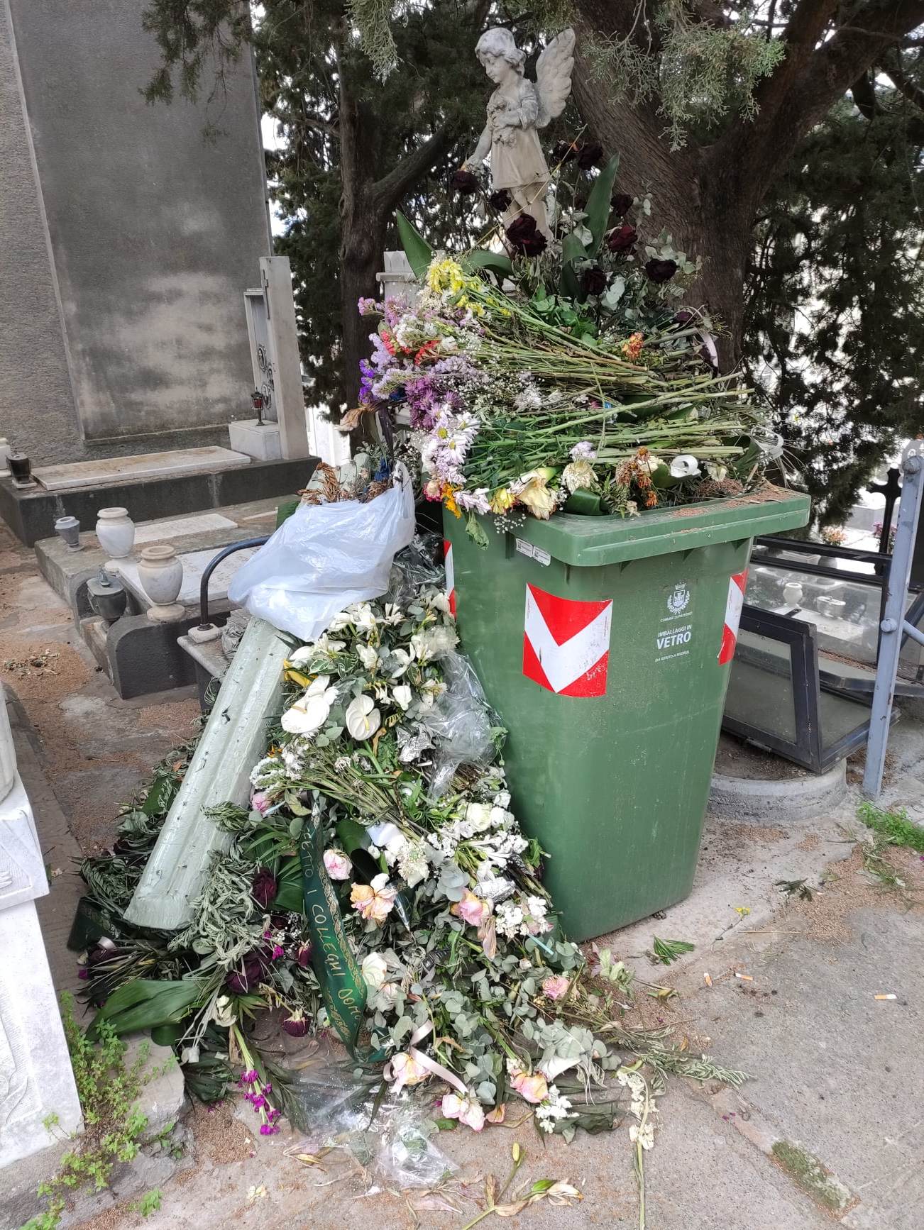 PATERNÒ: DEGRADO AL CIMITERO – LA SEGNALAZIONE DI UN NOSTRO LETTORE