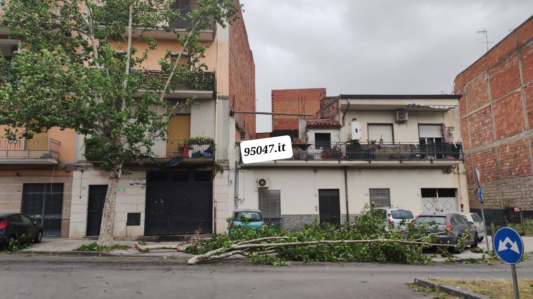 PATERNO’; IL MALTEMPO PROVOCA ENORMI DANNI VVF AL LAVORO. TRAGEDIA SFIORATA IN VIA DELLA LIBERTA' -LE FOTO