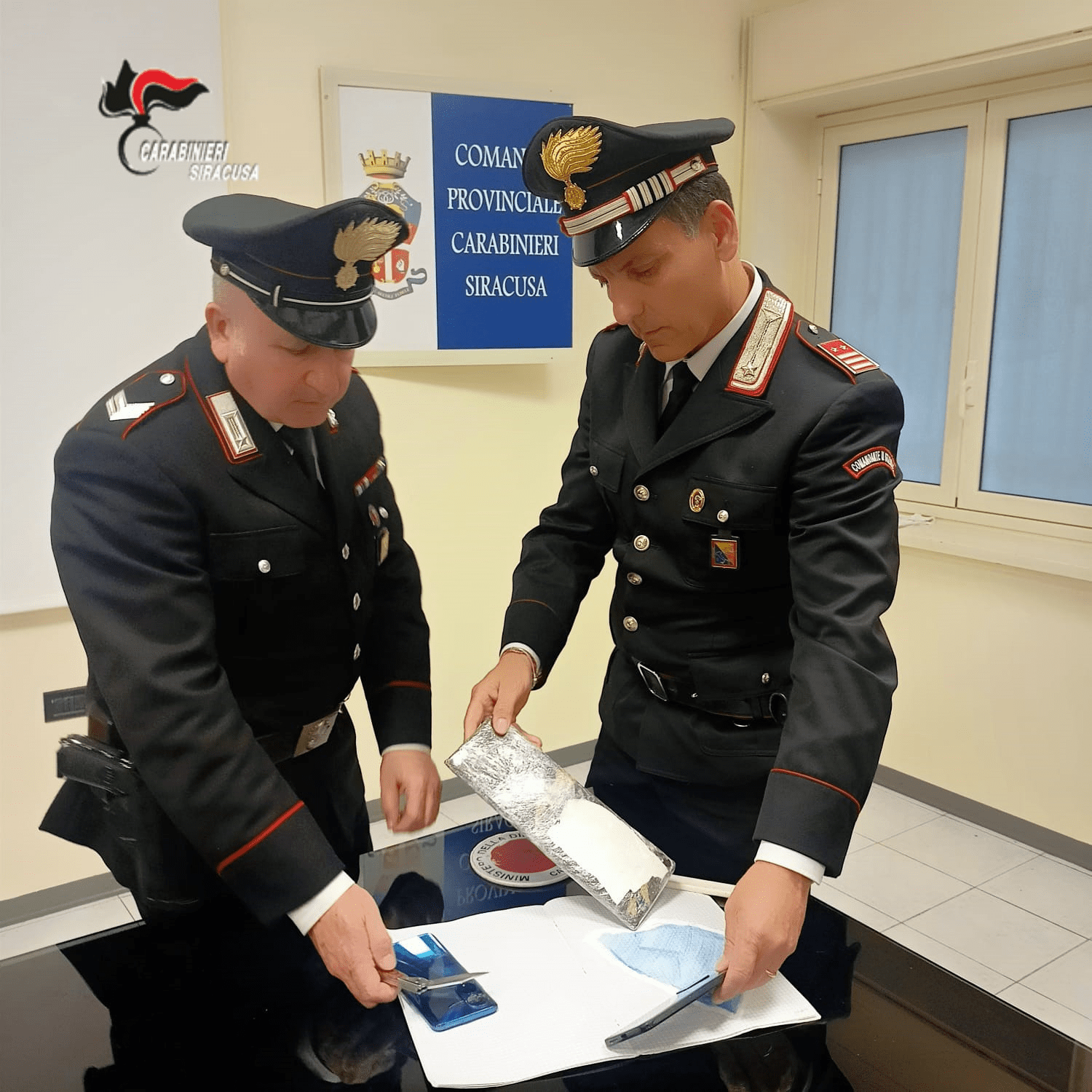BLOCCATA A SIRACUSA COPPIA DI CATANESI CON LA COCAINA NASCOSTA TRA LE PAGINE DEL QUADERNONE DEL FIGLIO
