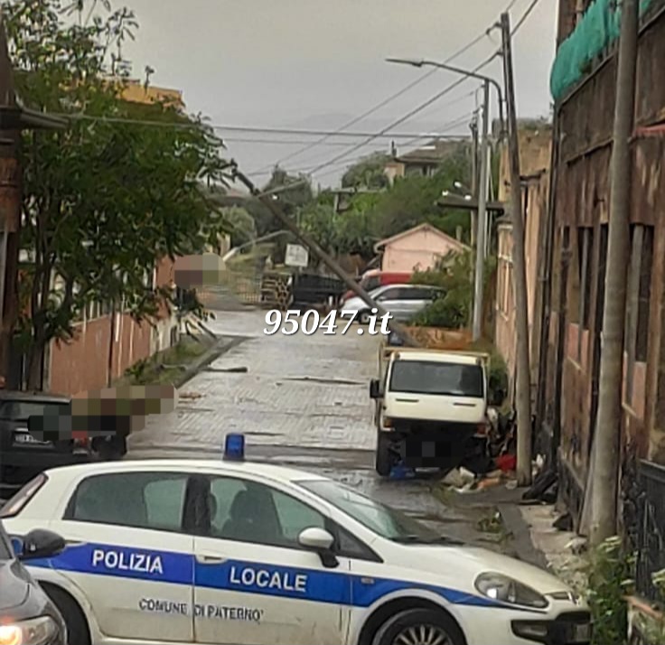 PATERNO’; IL MALTEMPO PROVOCA ENORMI DANNI VVF AL LAVORO. TRAGEDIA SFIORATA IN VIA DELLA LIBERTA' -LE FOTO