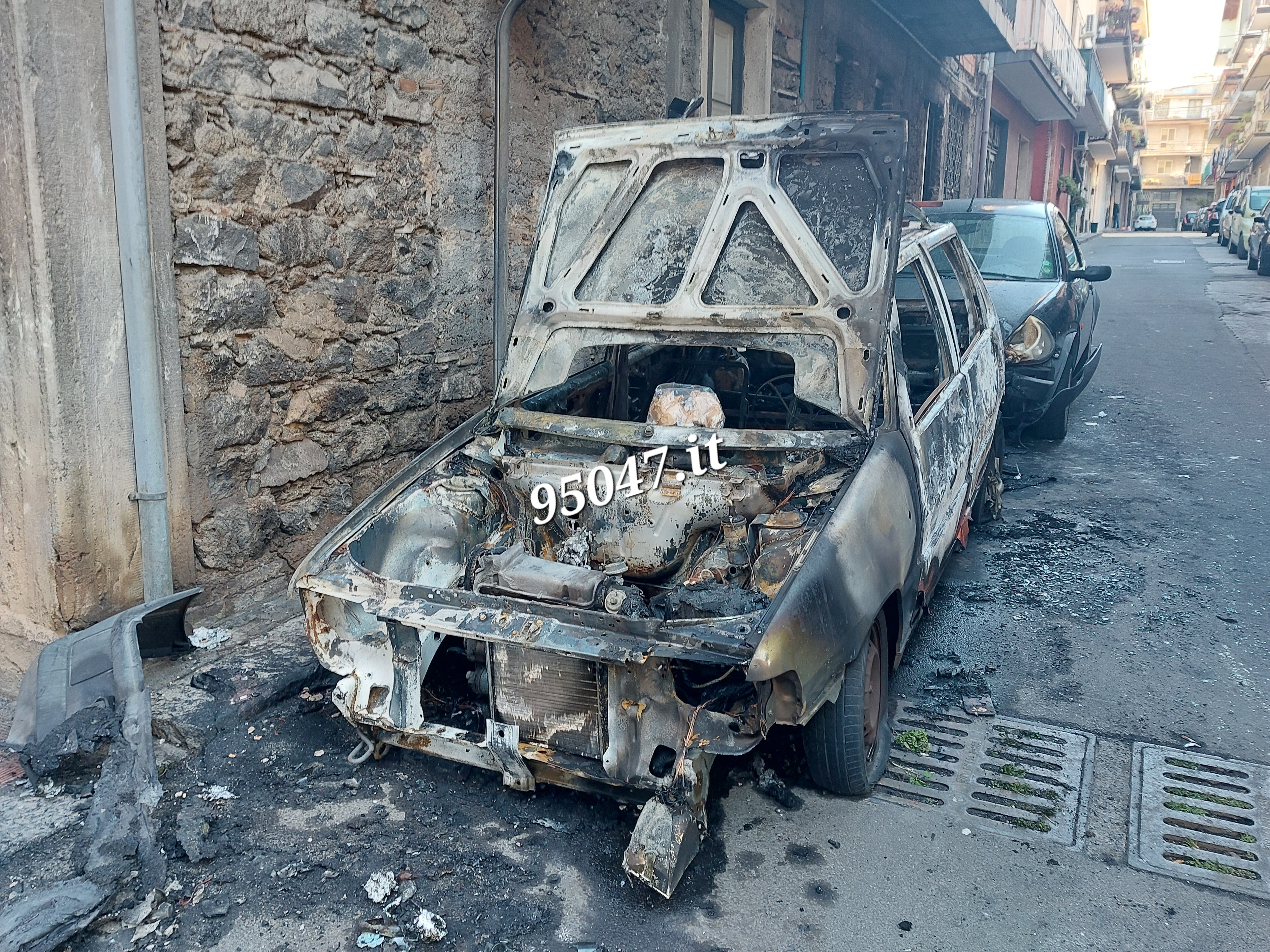 PAURA NELLA NOTTE A PATERNO'. A FUOCO DUE AUTO IN DUE VIE DIVERSE. DANNEGGIATA UNA TERZA.