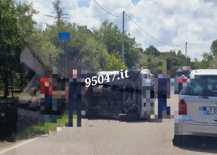 PATERNO'. INCIDENTE STRADALE JEEP SI RIBALTA IN CONTRADA SCALILLI ILLESO CONDUCENTE