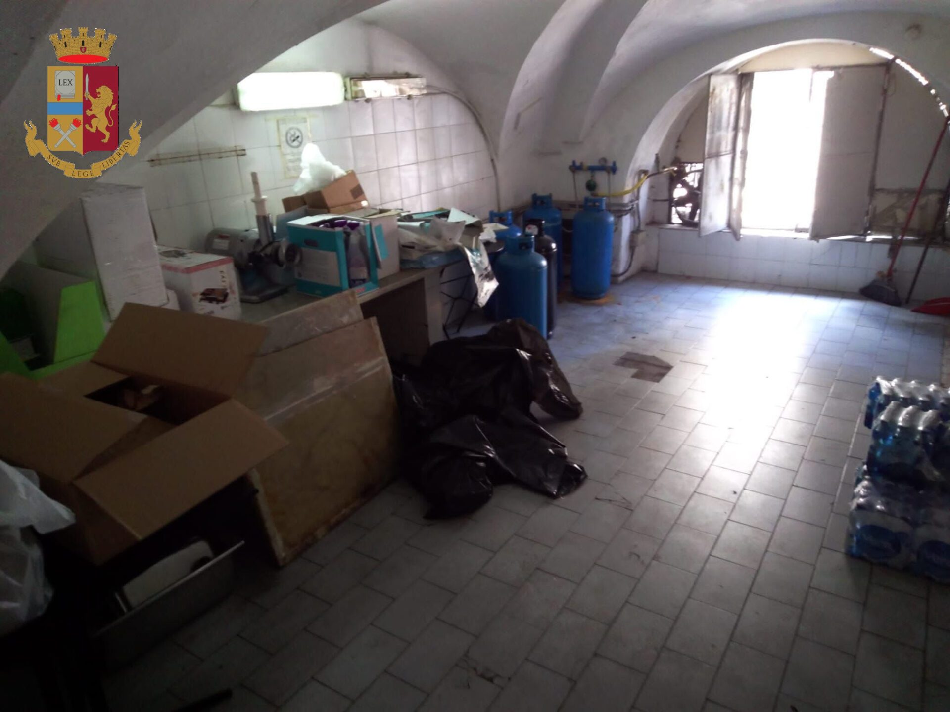 CATANIA. ALIMENTI CONGELATI SENZA DICHIARARNE LA PROVENIENZA E LAVORATORI IRREGOLARI, SANZIONE  PER UN RISTORANTE DEL CENTRO