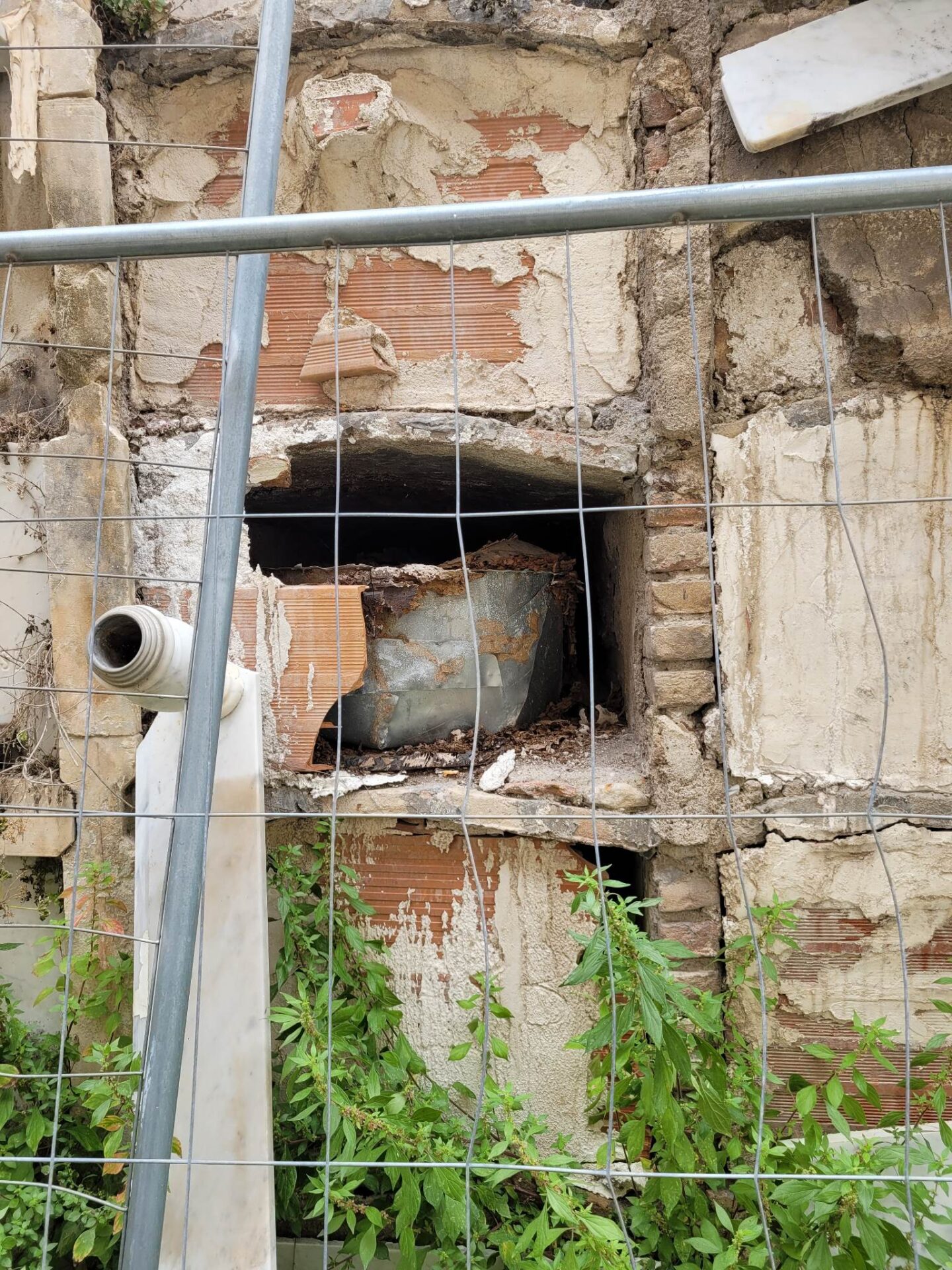 PATERNÒ. CIMITERO ECCO L'ENNESIMA SEGNALAZIONE DI UN CITTADINO. FOTO