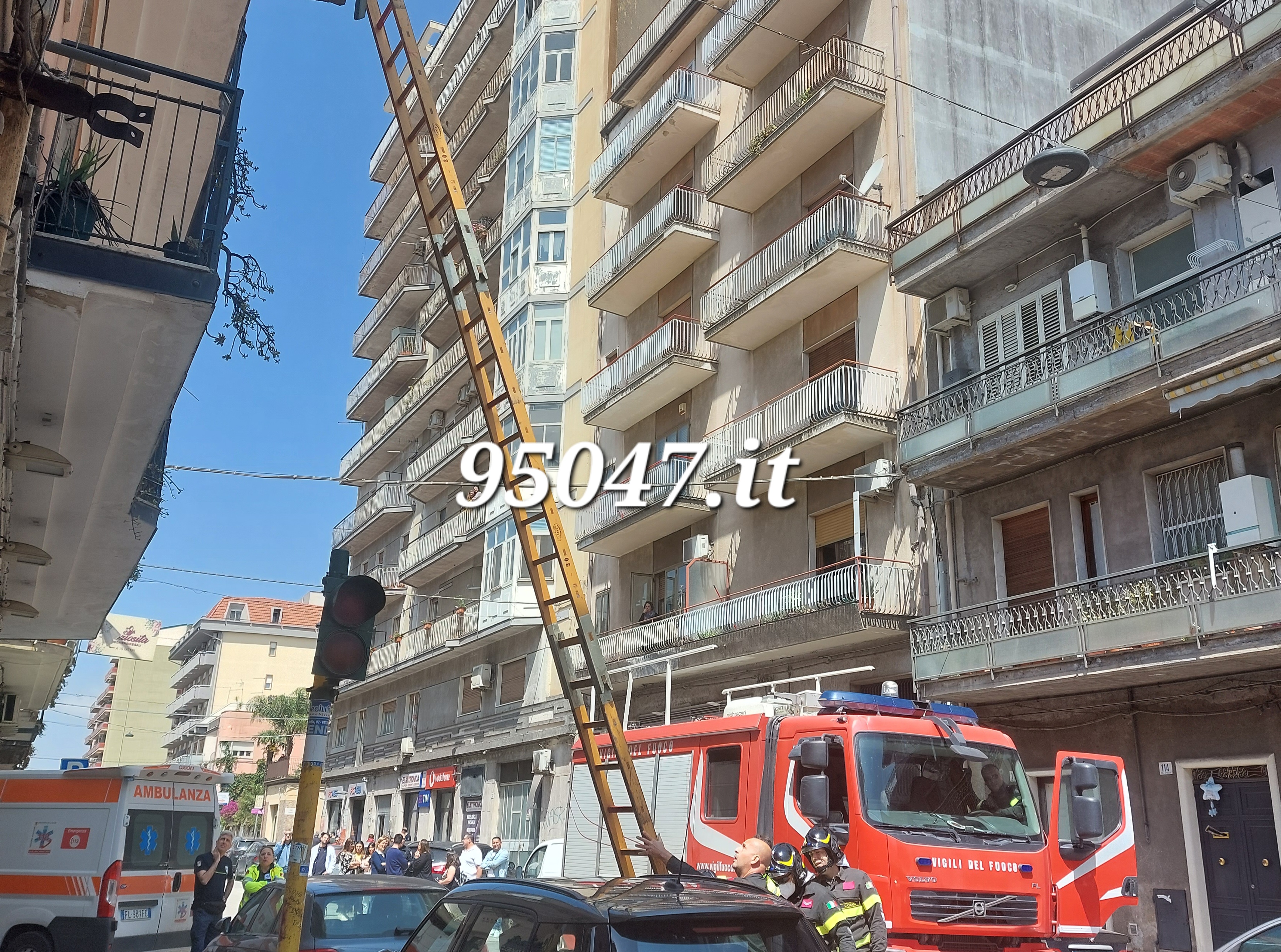 PATERNÒ. NON RISPONDE AI VICINI  , INTERVENTO DEI VIGILI DEL FUOCO