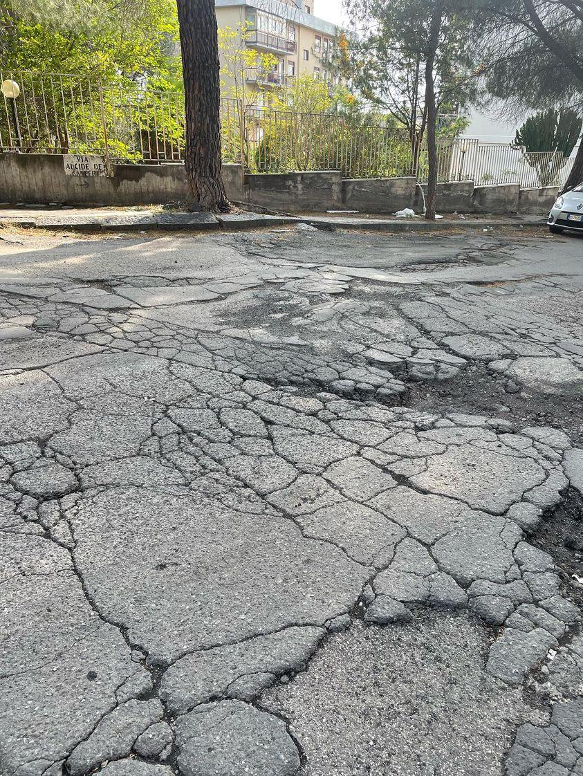 PATERNO'. LA DENUNCIA DI UN LETTORE: "BUCHE E PERICOLI STRADALI IN VIA ALCIDE DE GASPERI" [FOTO]