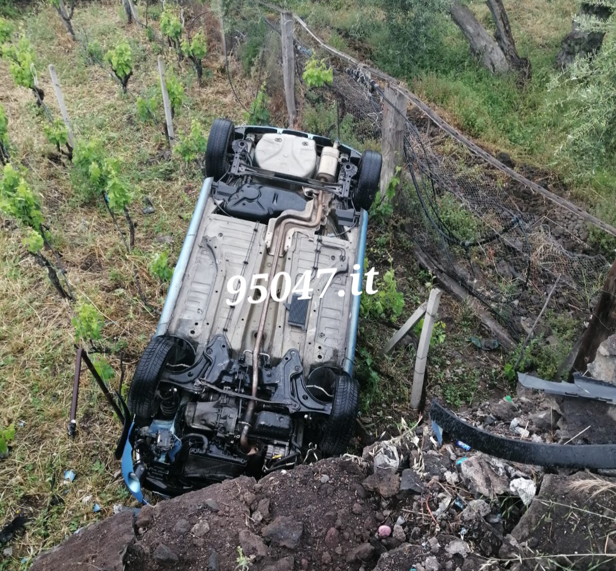 SANTA MARIA DI LICODIA. AUTO CONDOTTA DA UN 20ENNE PATERNESE NELLA NOTTE FINISCE RUOTE ALL'INSÙ