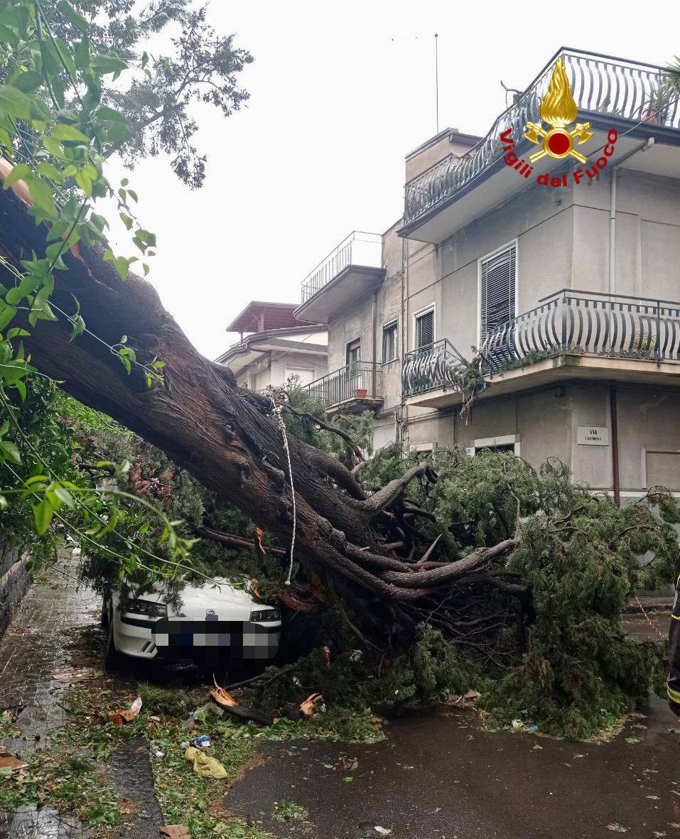 PATERNO’; IL MALTEMPO PROVOCA ENORMI DANNI VVF AL LAVORO. TRAGEDIA SFIORATA IN VIA DELLA LIBERTA' -LE FOTO