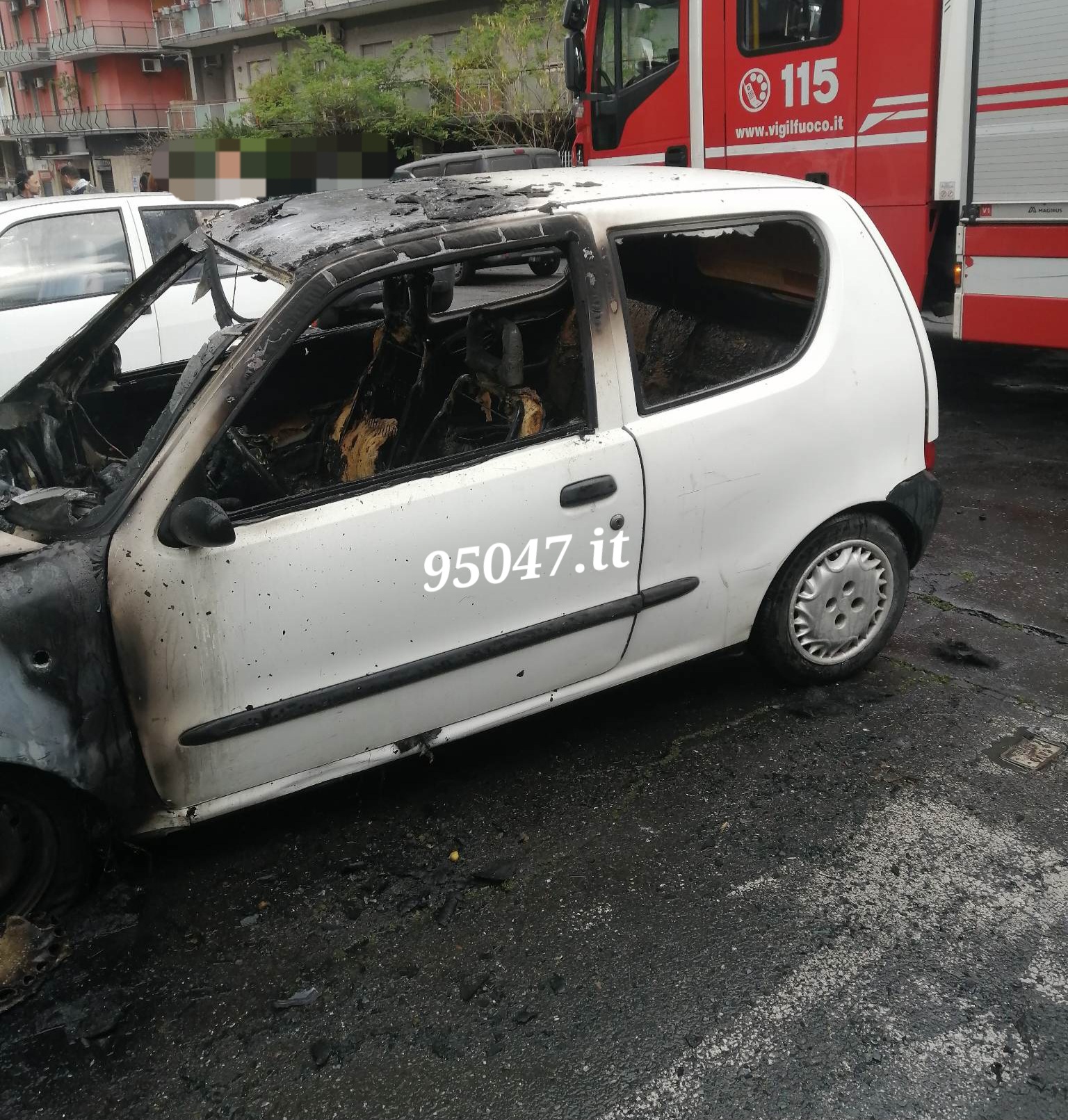 PATERNO’. AUTO IN FIAMME MENTRE PERCORRE LA VIA BELLIA, OCCUPANTI SI METTONO IN SALVO