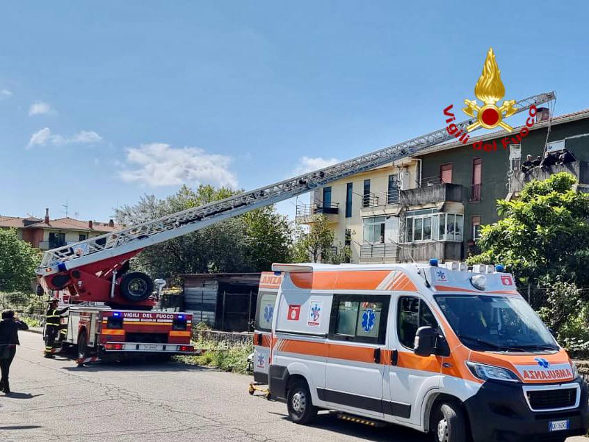LINGUAGLOSSA. VIGILI DEL FUOCO SOCCORRONO UN UOMO OBESO PER IL TRASFERIMENTO IN OSPEDALE