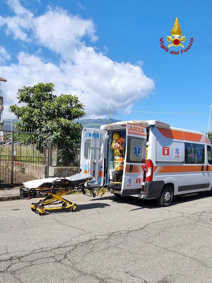LINGUAGLOSSA. VIGILI DEL FUOCO SOCCORRONO UN UOMO OBESO PER IL TRASFERIMENTO IN OSPEDALE