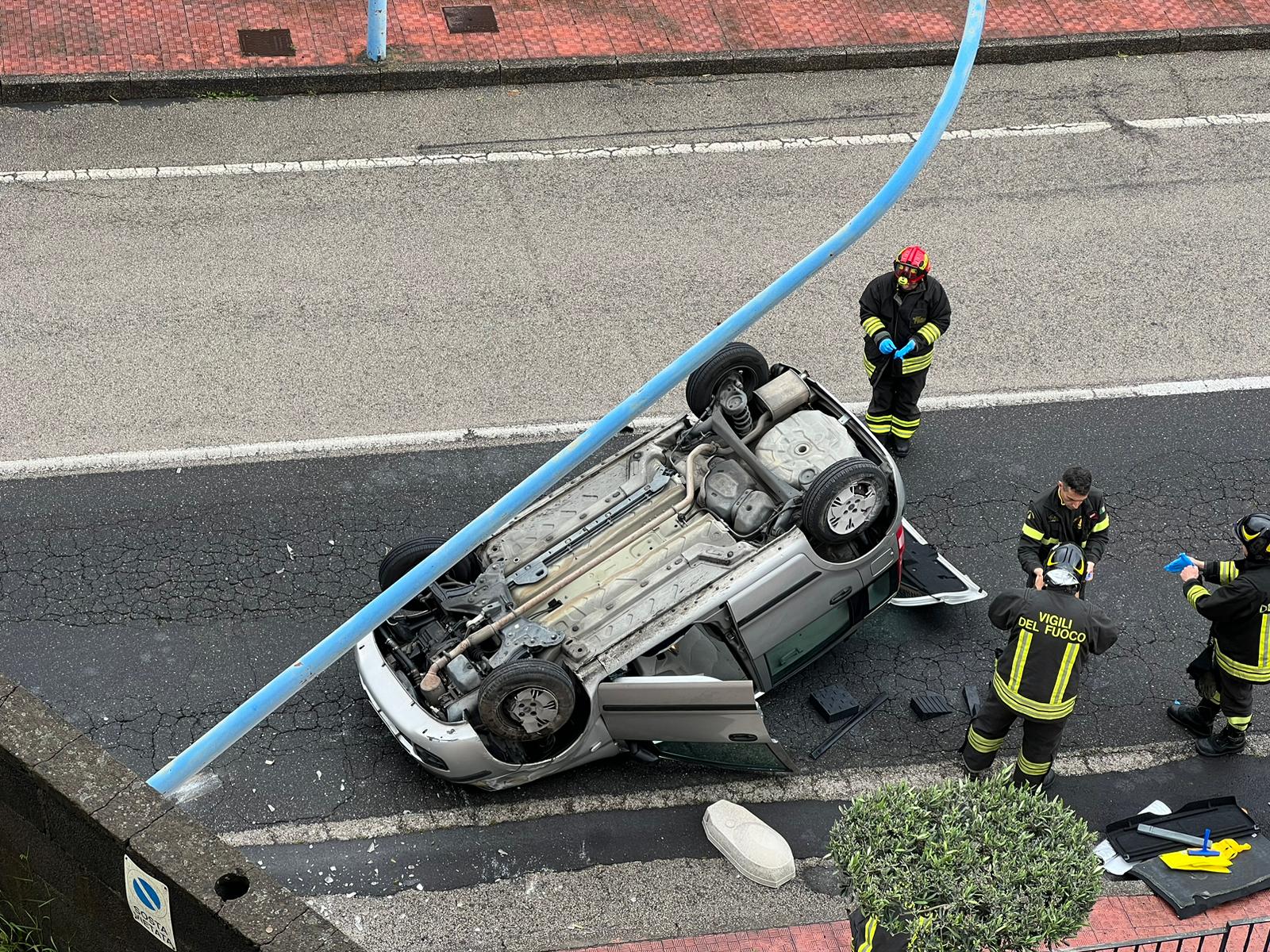INCIDENTE MORTALE A GRAVINA DI CATANIA, CON L’AUTO CONTRO UN PALO DELLA LUCE: MORTA UNA DONNA DI 36 ANNI