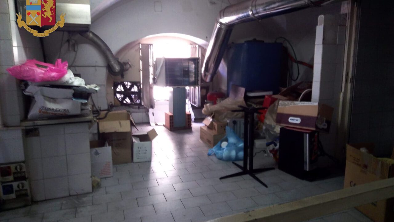 CATANIA. ALIMENTI CONGELATI SENZA DICHIARARNE LA PROVENIENZA E LAVORATORI IRREGOLARI, SANZIONE  PER UN RISTORANTE DEL CENTRO