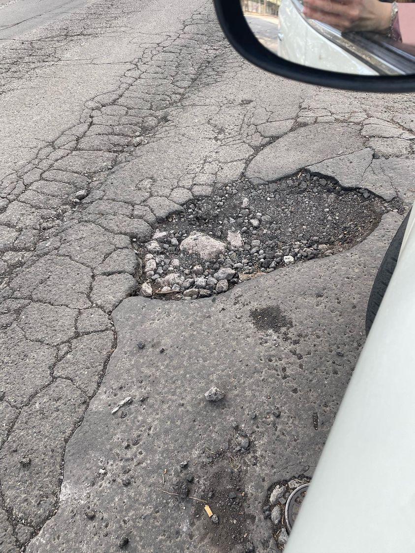 PATERNO'. LA DENUNCIA DI UN LETTORE: "BUCHE E PERICOLI STRADALI IN VIA ALCIDE DE GASPERI" [FOTO]