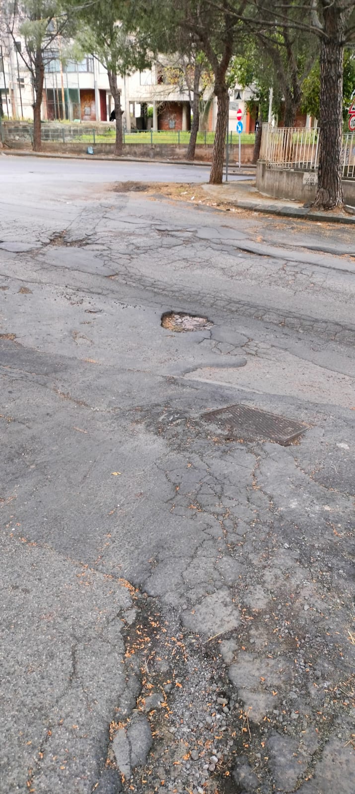 PATERNO’: BUCHE IN VIA ALCIDE DE GASPERI : LA SEGNALAZIONE DI UN NOSTRO LETTORE