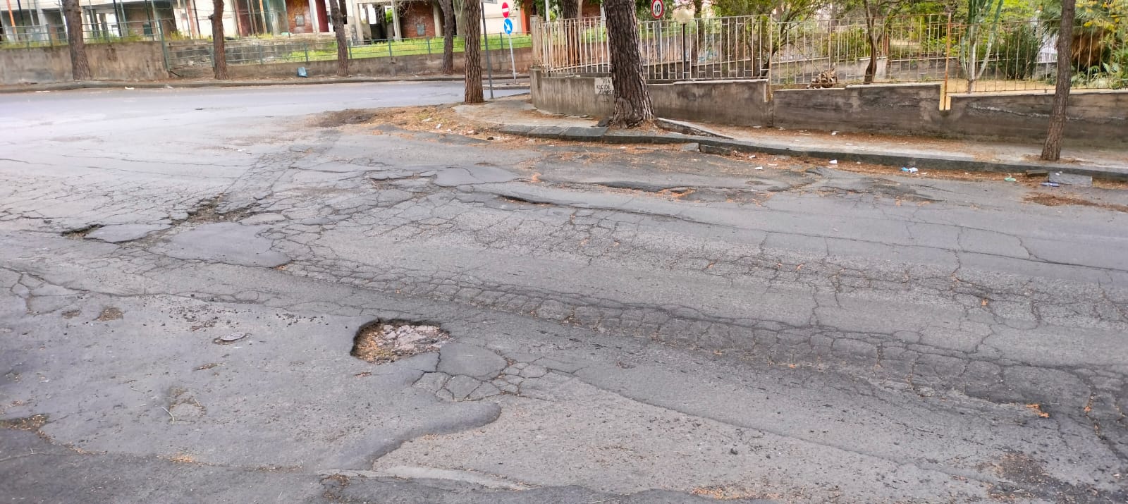 PATERNO’: BUCHE IN VIA ALCIDE DE GASPERI : LA SEGNALAZIONE DI UN NOSTRO LETTORE