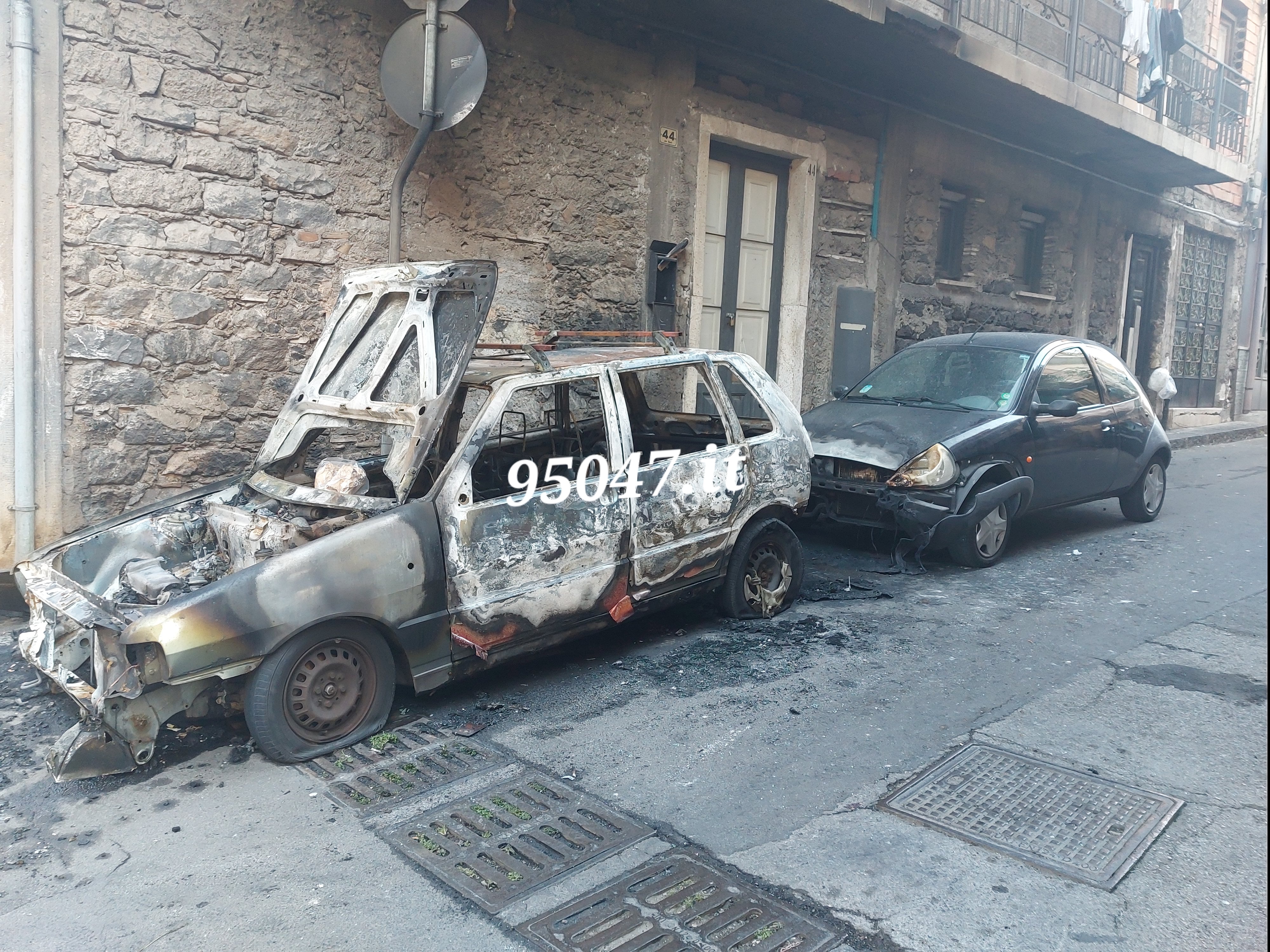 PAURA NELLA NOTTE A PATERNO'. A FUOCO DUE AUTO IN DUE VIE DIVERSE. DANNEGGIATA UNA TERZA.