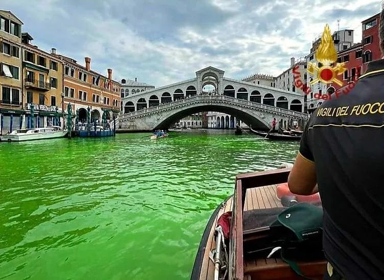 VENEZIA, L’ACQUA DEL CANAL GRANDE DIVENTA VERDE FOSFORESCENTE