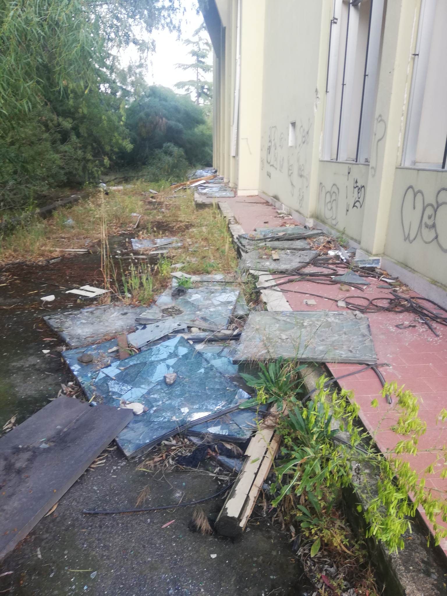 PATERNO’: EDIFICO EX COM VANDALIZZATO E ABBANDONATO, IL SINDACO: “E’ DELLA REGIONE, SPERIAMO DI AVERLO IN CONCESSIONE”