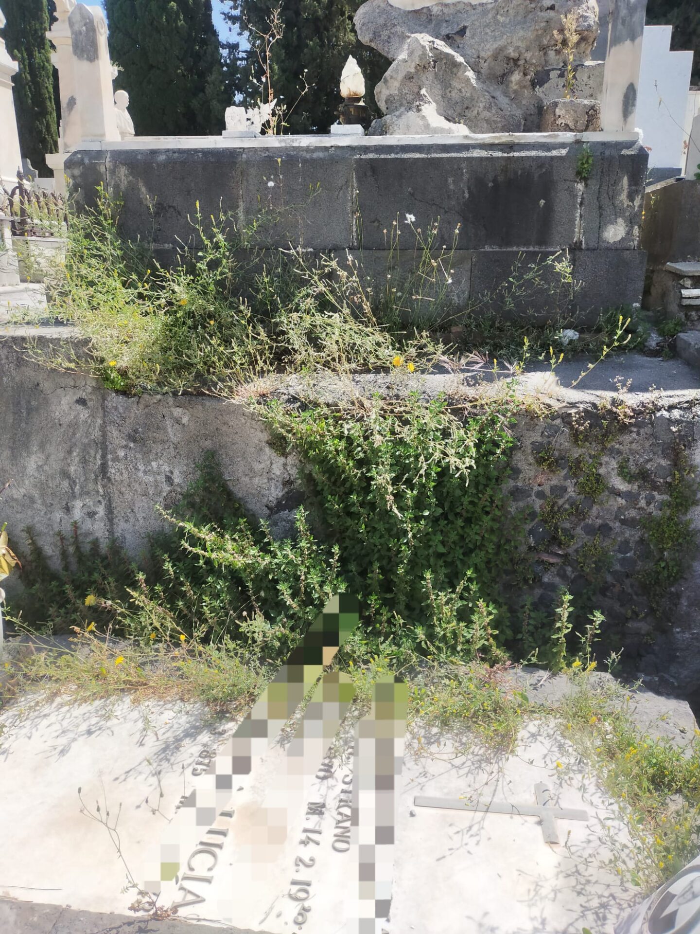 PATERNÒ: DEGRADO AL CIMITERO – RICEVIAMO  E PUBBLICHIAMO  SEGNALAZIONE DI UN NOSTRO LETTORE