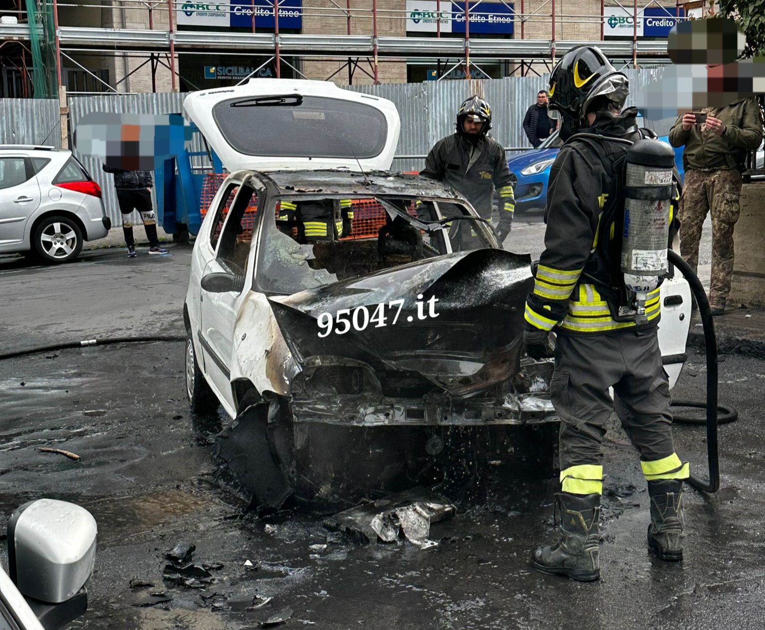 PATERNO'. L’AUTO PRENDE FUOCO MENTRE È IN MARCIA, I DUE OCCUPANTI SI METTONO IN SALVO
