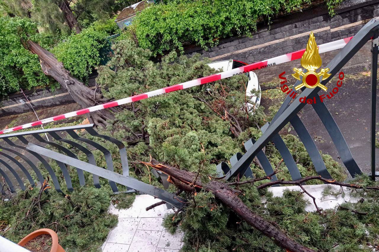 PATERNO’; IL MALTEMPO PROVOCA ENORMI DANNI VVF AL LAVORO. TRAGEDIA SFIORATA IN VIA DELLA LIBERTA' -LE FOTO