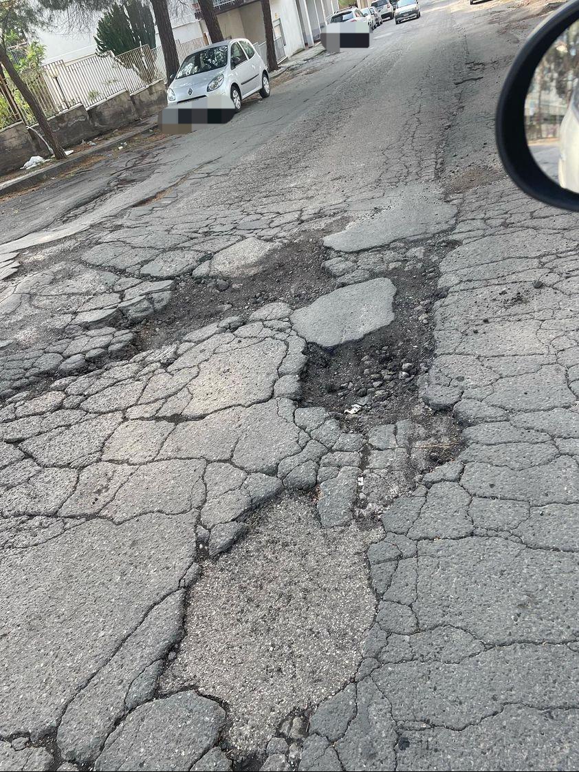 PATERNO'. LA DENUNCIA DI UN LETTORE: "BUCHE E PERICOLI STRADALI IN VIA ALCIDE DE GASPERI" [FOTO]