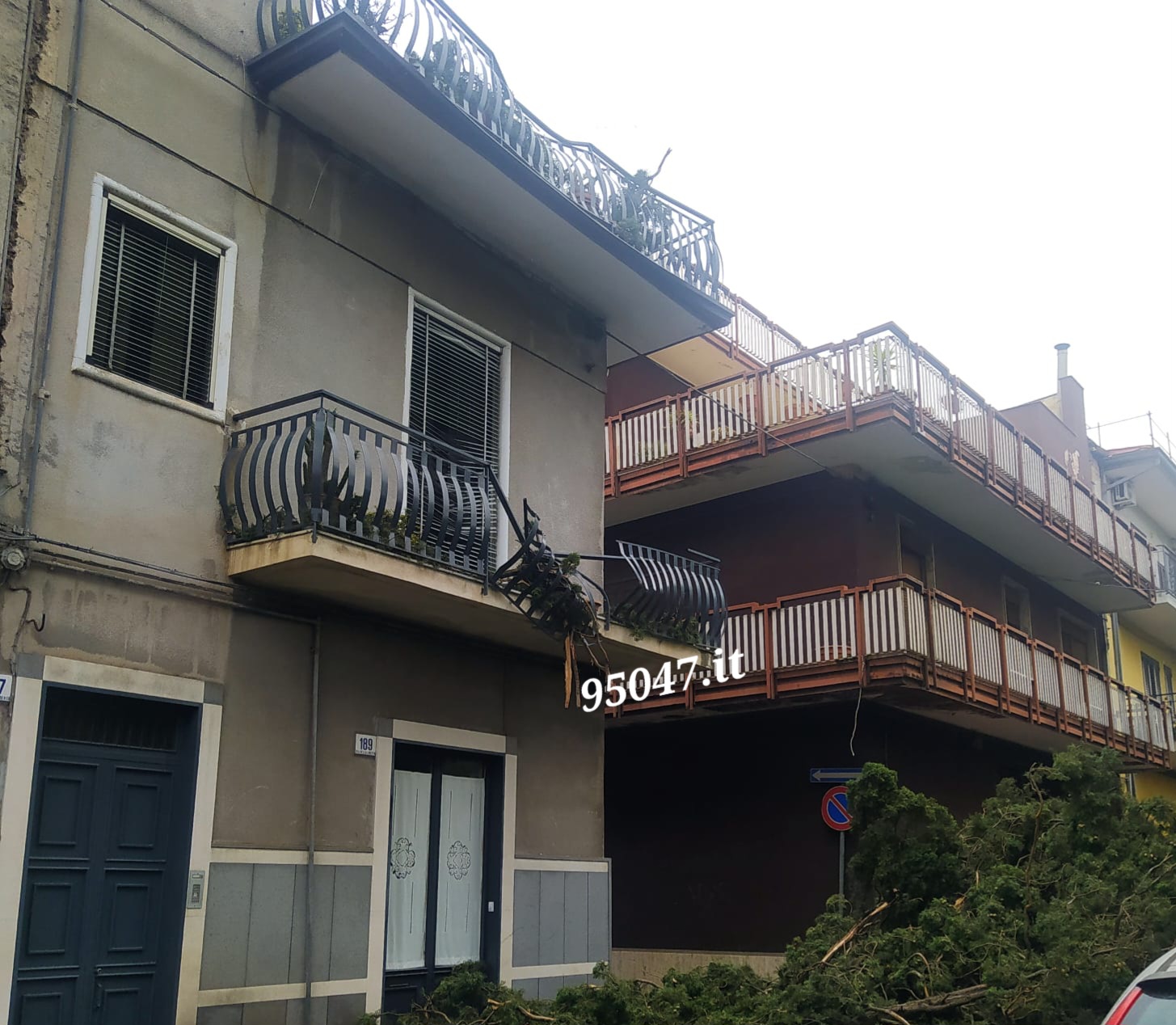 PATERNO’; IL MALTEMPO PROVOCA ENORMI DANNI VVF AL LAVORO. TRAGEDIA SFIORATA IN VIA DELLA LIBERTA' -LE FOTO